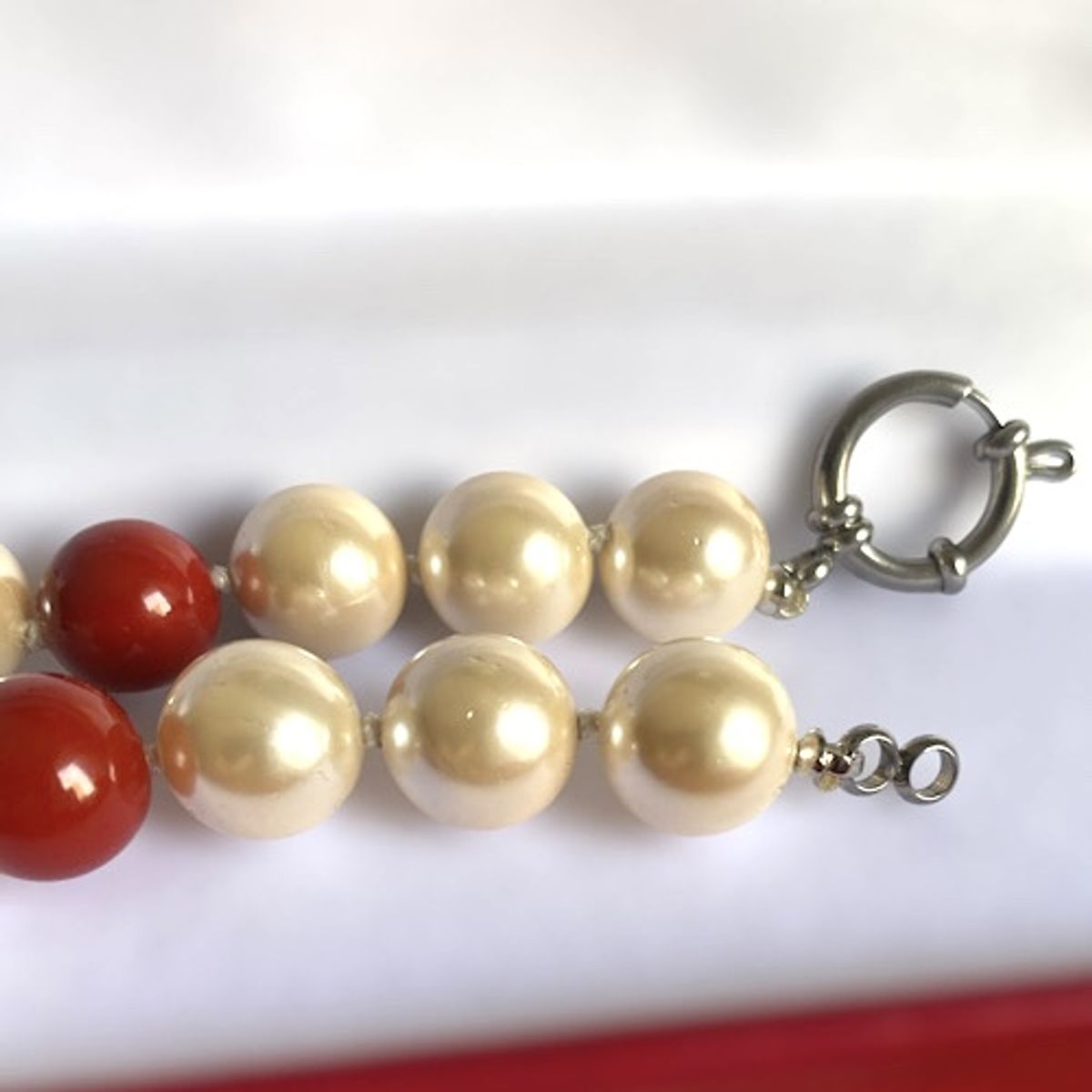 MALLORCA - PULSERA PERLAS DE MALLORCA 10 MM. BEIGE Y ROJO ITALIANO.