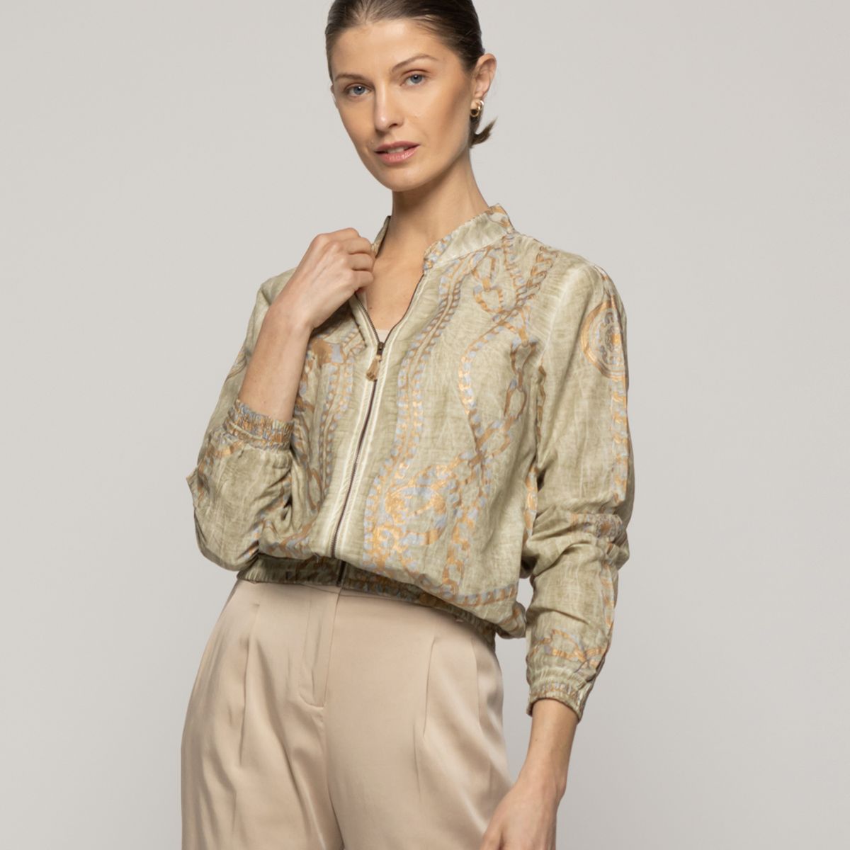 LINEATRE - Chaqueta Mujer Bomber Costanza Verde Con Diseño De Cadenas Doradas Lineatre