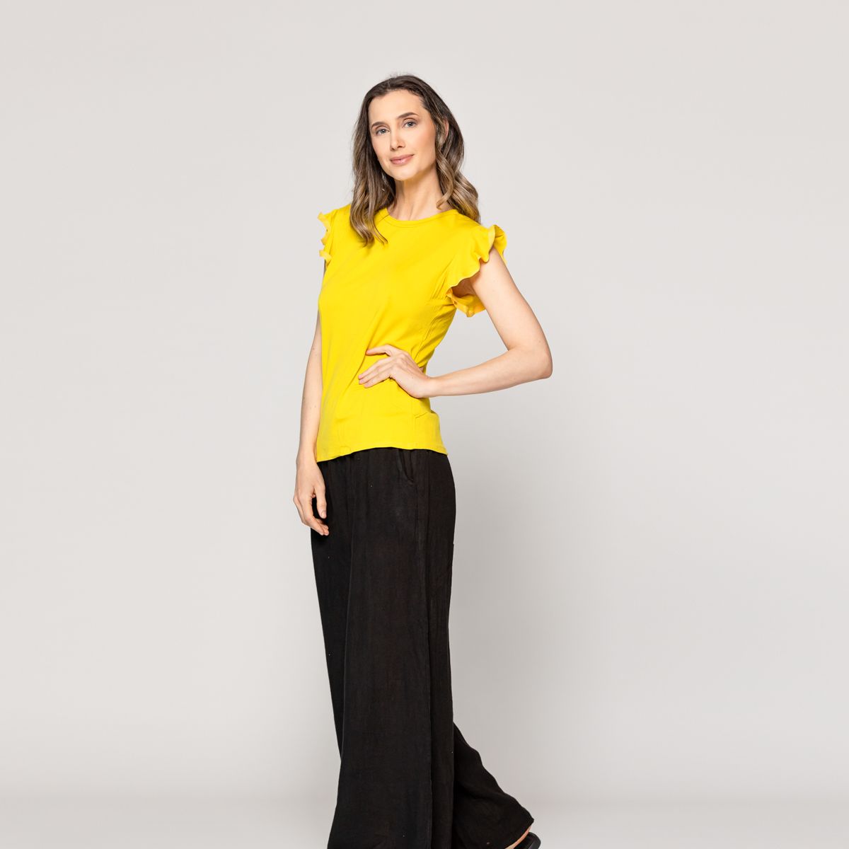 LINEATRE - Polera Mujer Básica Ondina Manga Corta Con Volantes Amarilla Lineatre