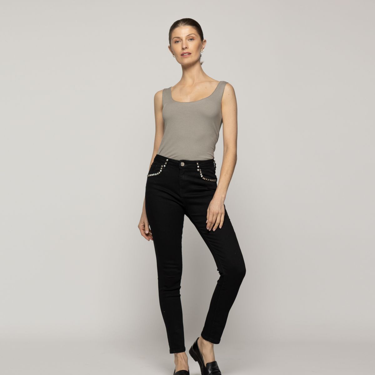 LINEATRE - Jeans Julieta Skinny Con Tachas Tiro Alto Negro Lineatre