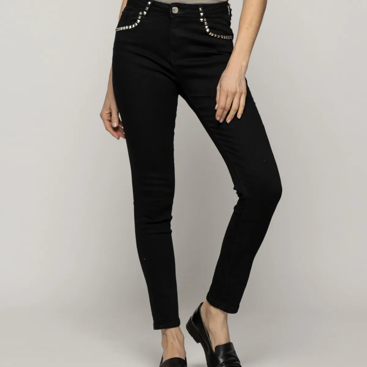 LINEATRE - Jeans Julieta Skinny Con Tachas Tiro Alto Negro Lineatre