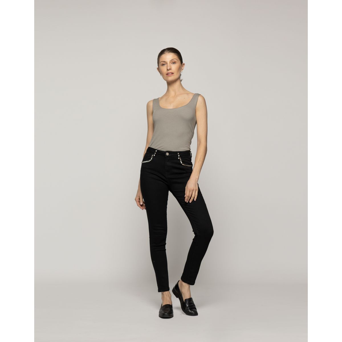 LINEATRE - Jeans Julieta Skinny Con Tachas Tiro Alto Negro Lineatre