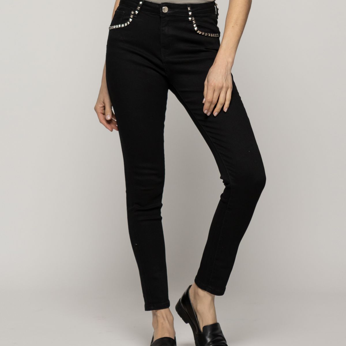 LINEATRE - Jeans Julieta Skinny Con Tachas Tiro Alto Negro Lineatre