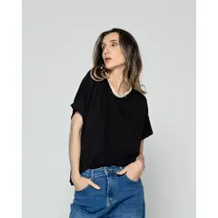 LINEATRE - Polera Mujer Ottavia Cuello Redondo Brillante Negra