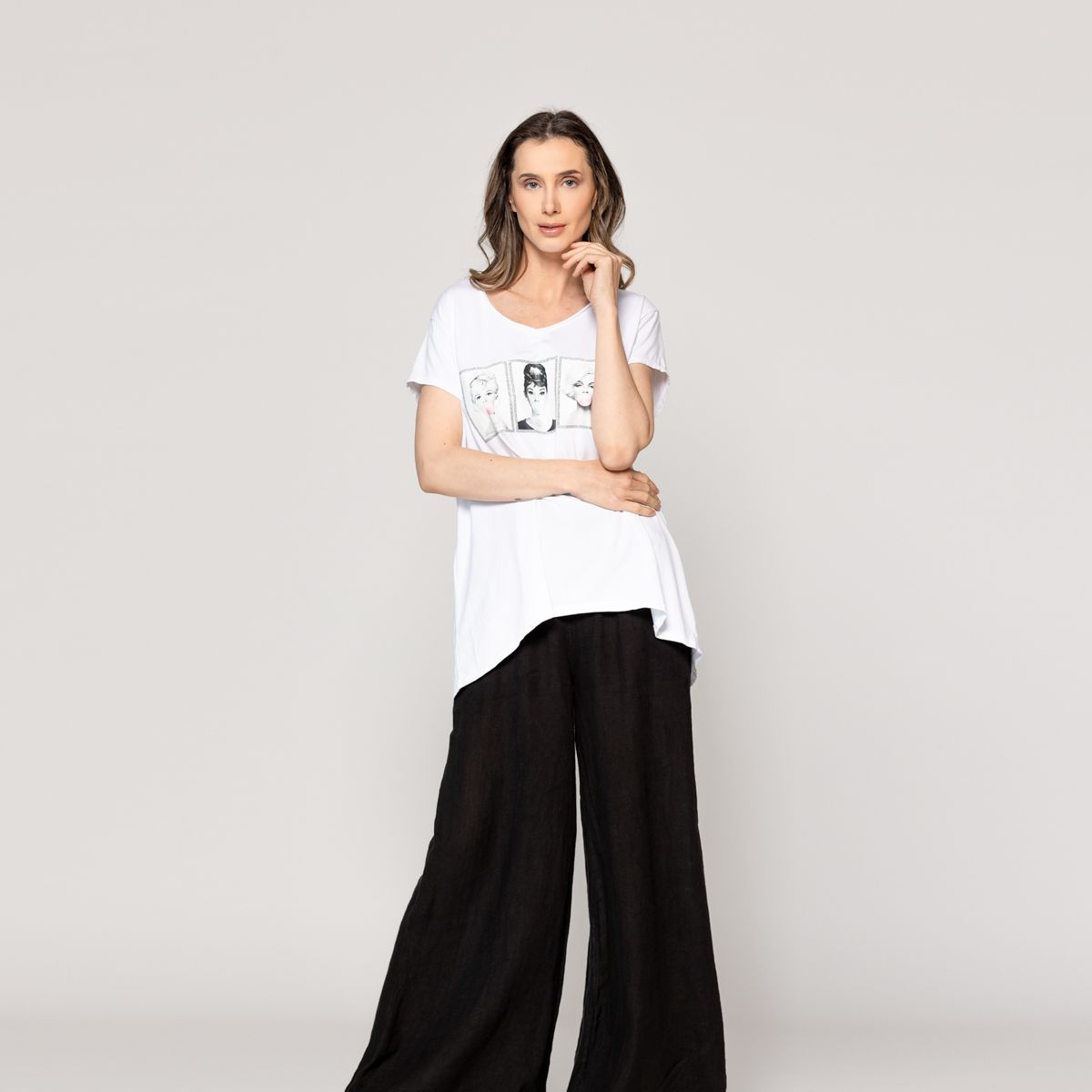 LINEATRE - Polera Mujer Odelia Estampado Íconos Retro Blanca Lineatre