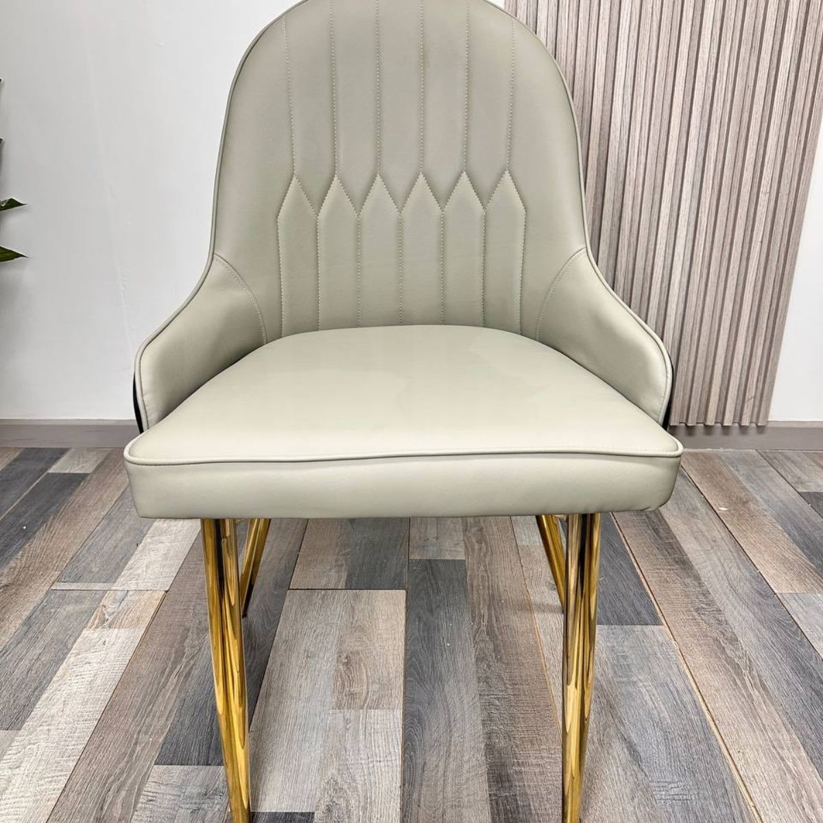 HABITA2 CHILE - Sitial Tapizada con Patas Doradas - Malala Gold