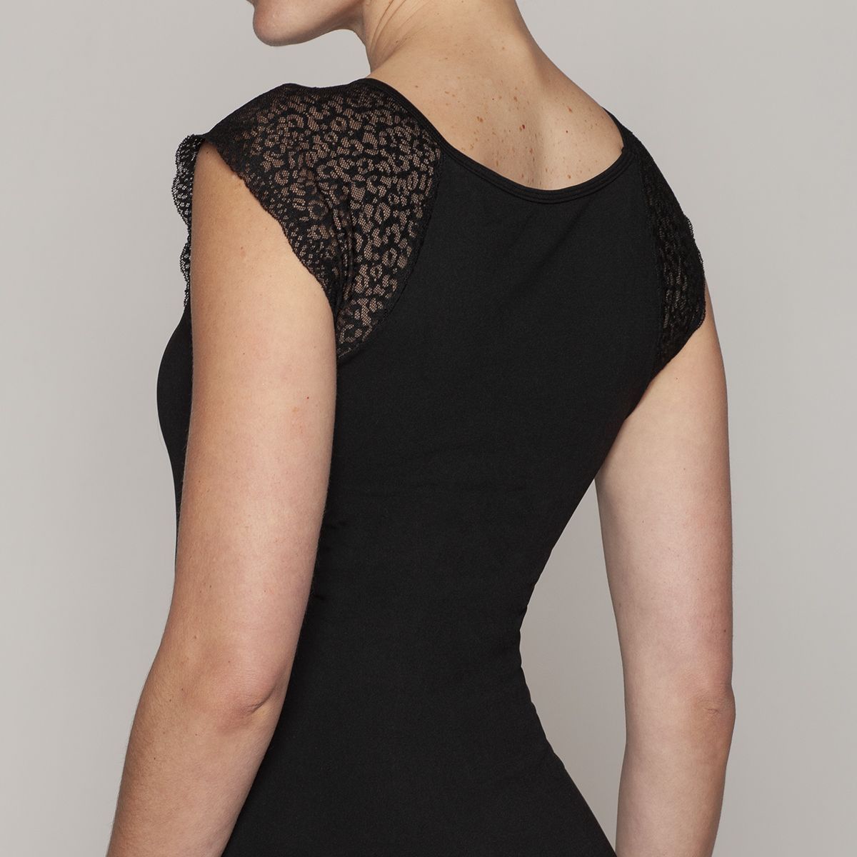 MONARCH - Polera Hombro Encaje Seamless Lasst