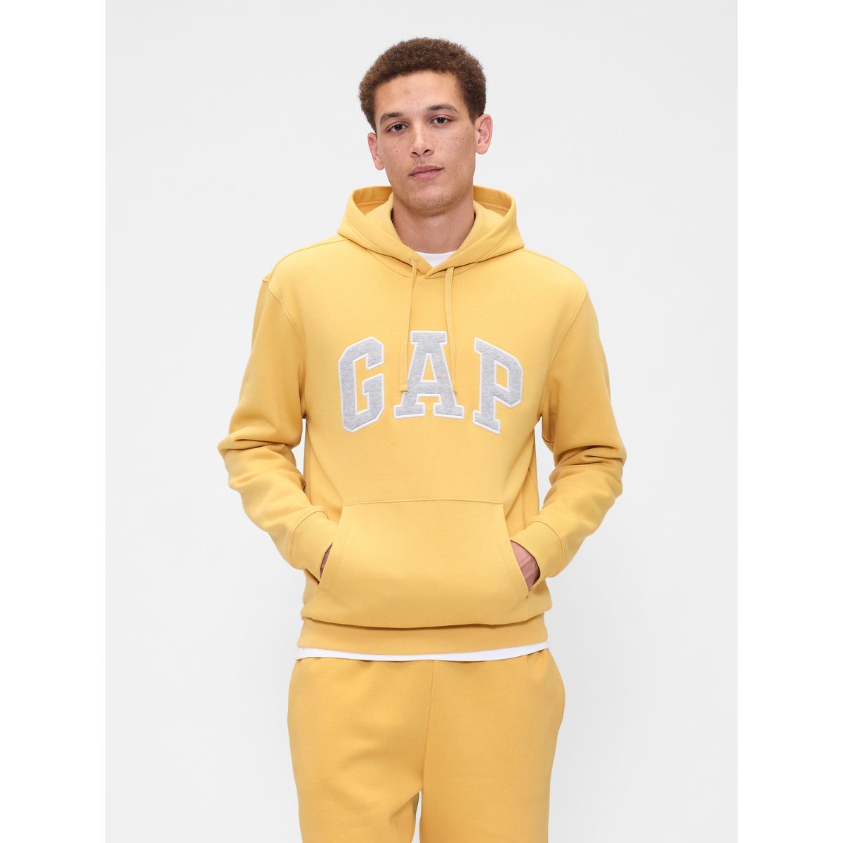 GAP - Polerón Logo Gap Con Gorro Amarillo Hombre