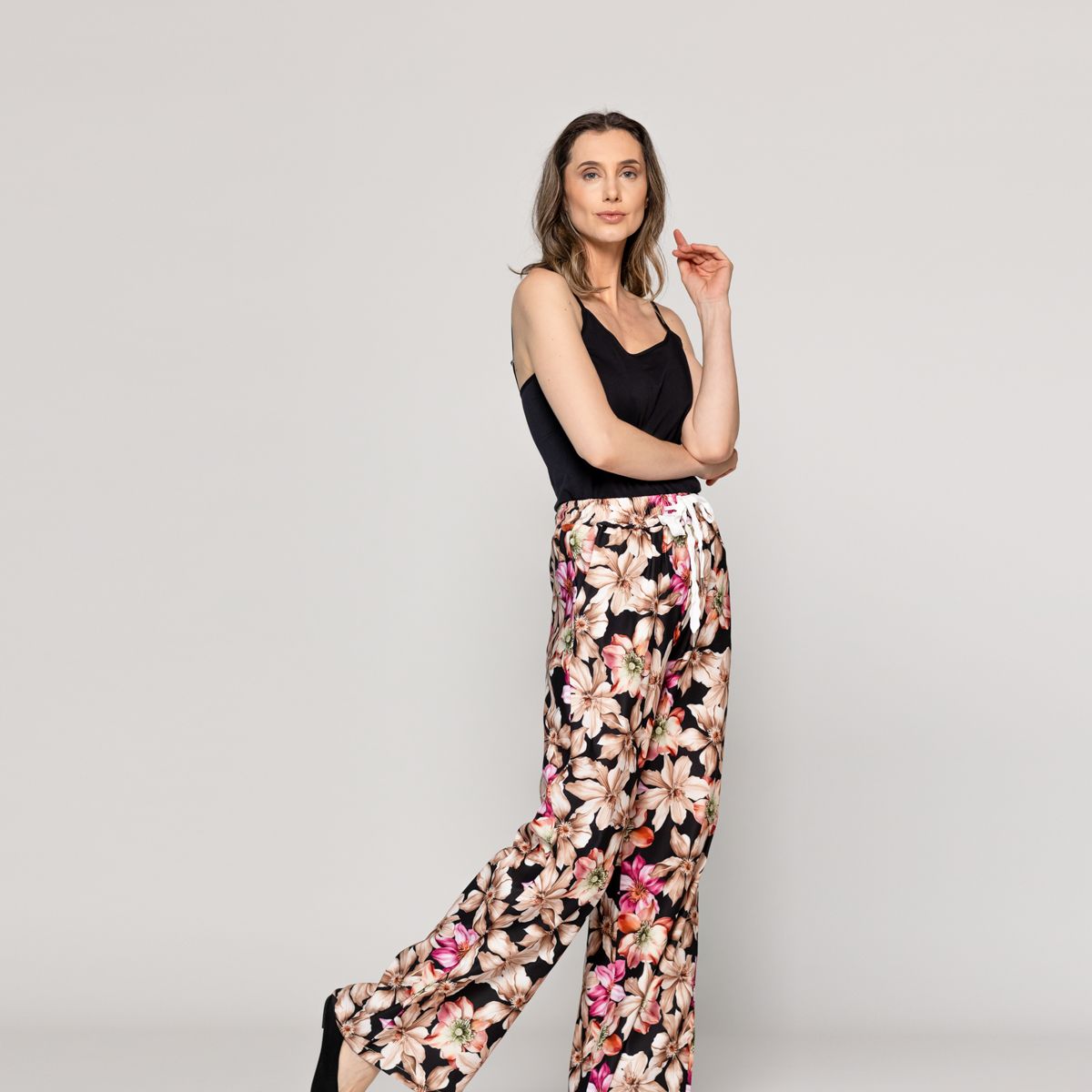 LINEATRE - Pantalón Mujer Pali Estampado Flores Negro Lineatre