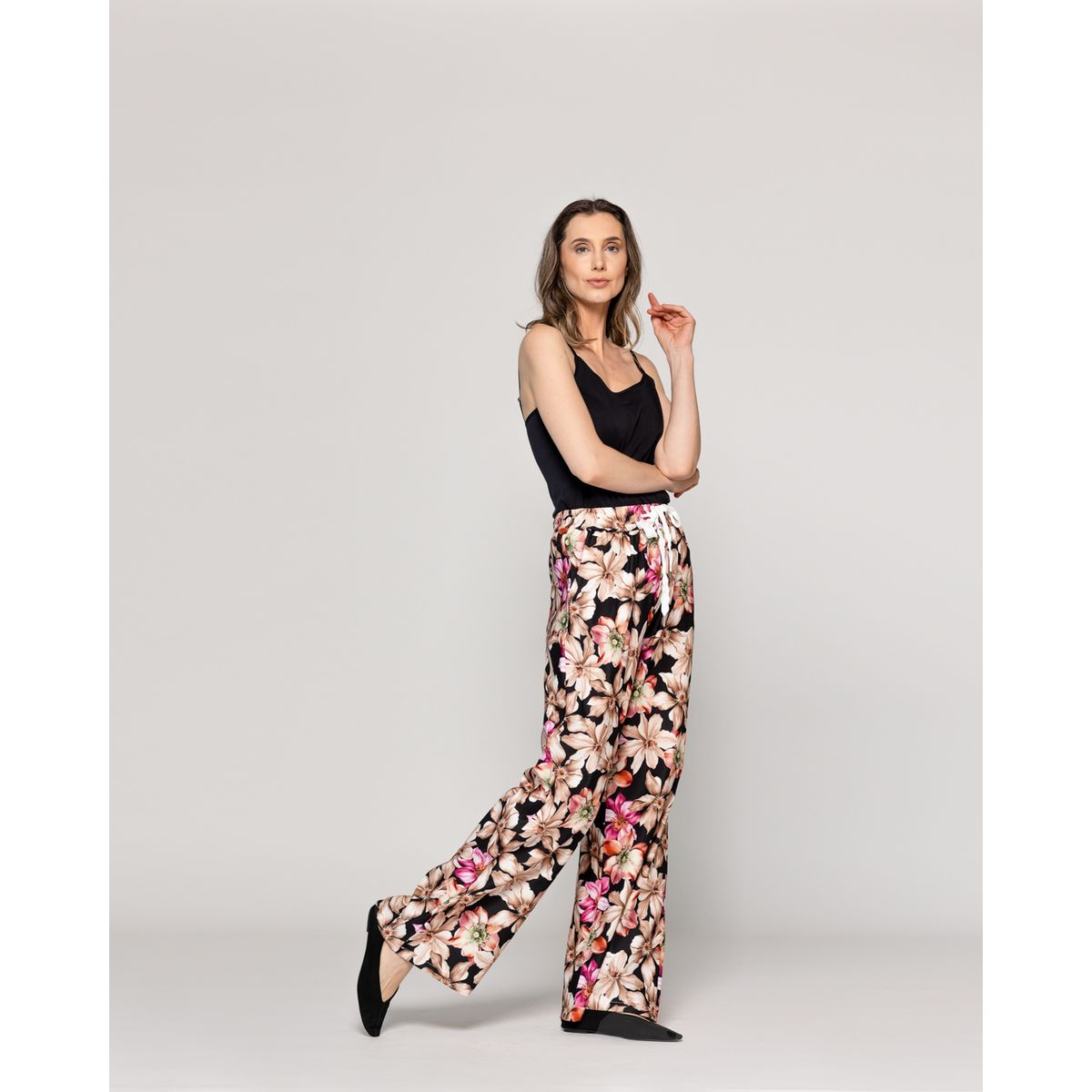 LINEATRE - Pantalón Mujer Pali Estampado Flores Negro Lineatre