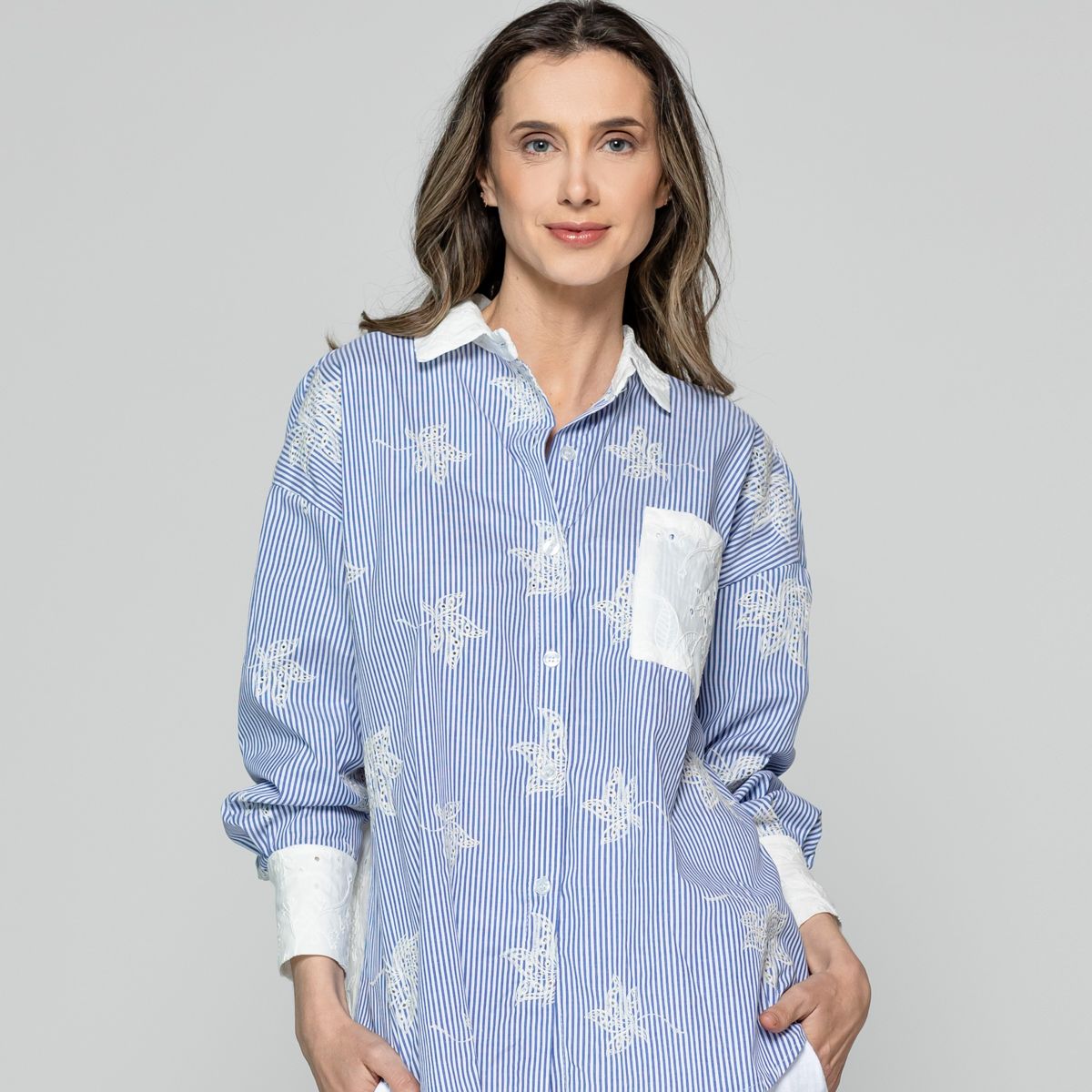 LINEATRE - Camisa Mujer Luciana Flores Bordadas Blancas Y Rayas Azul Lineatre