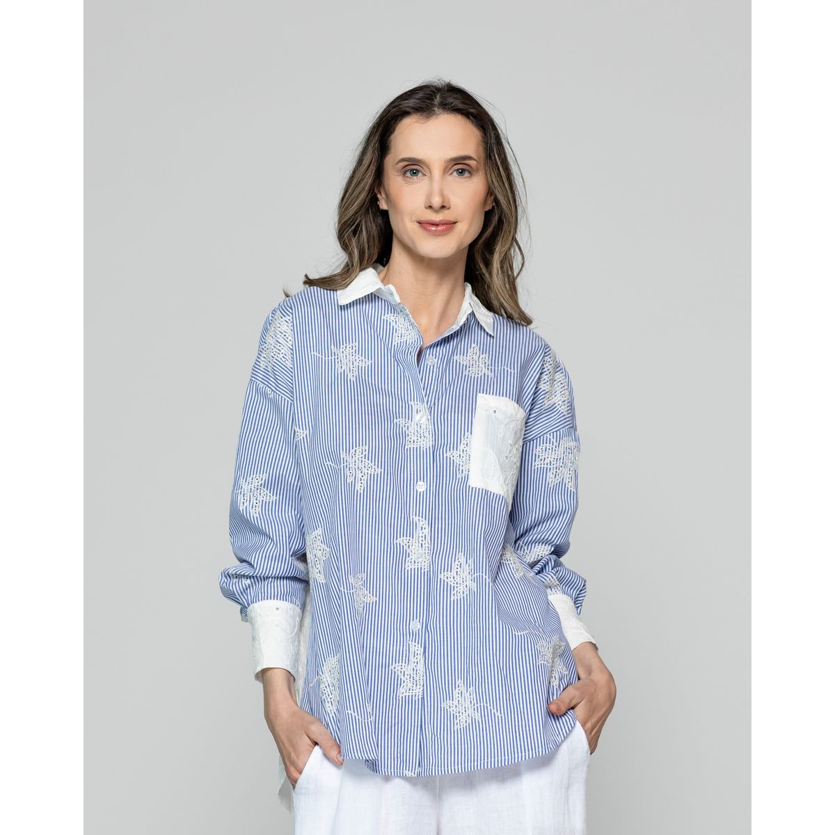 LINEATRE - Camisa Mujer Luciana Flores Bordadas Blancas Y Rayas Azul Lineatre