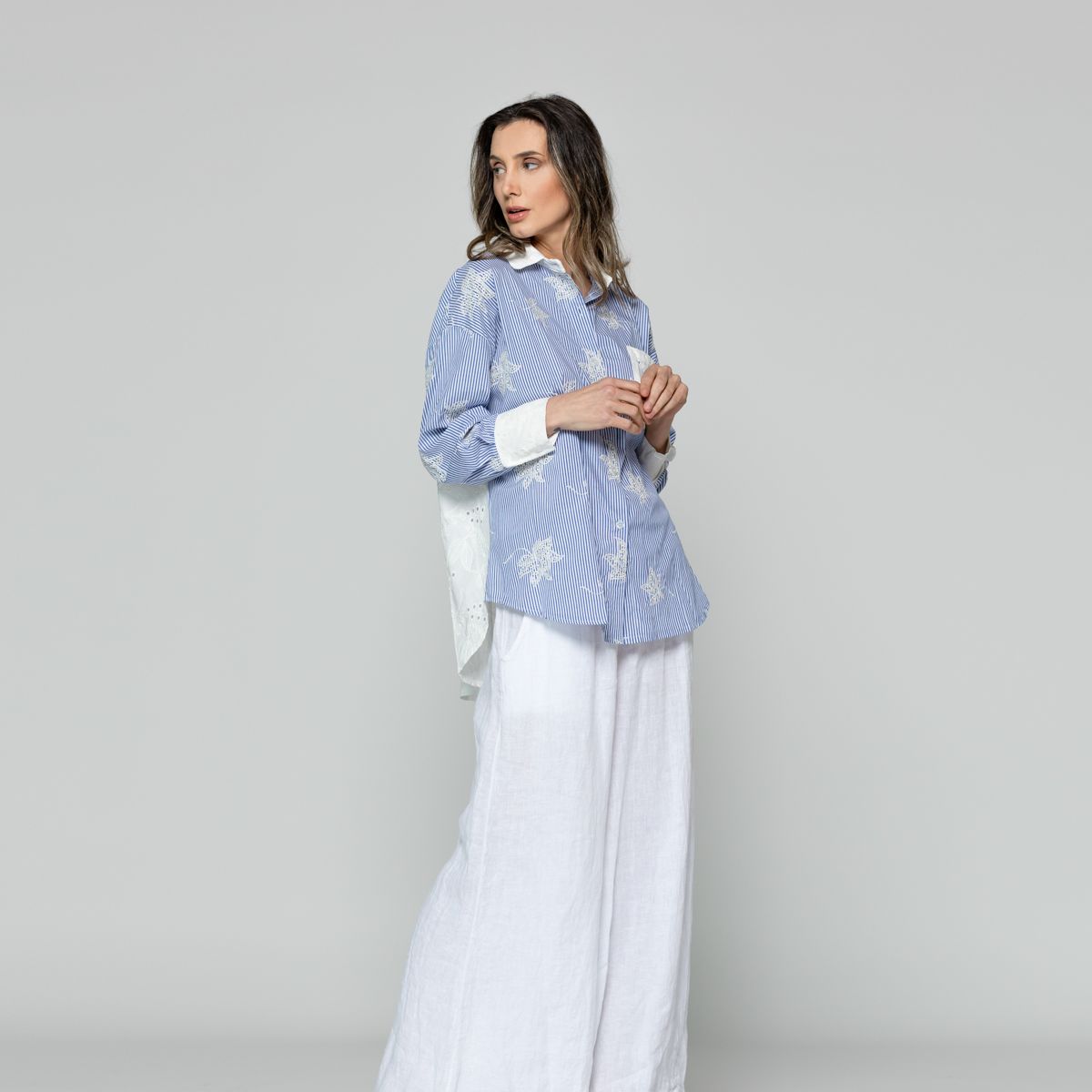 LINEATRE - Camisa Mujer Luciana Flores Bordadas Blancas Y Rayas Azul Lineatre