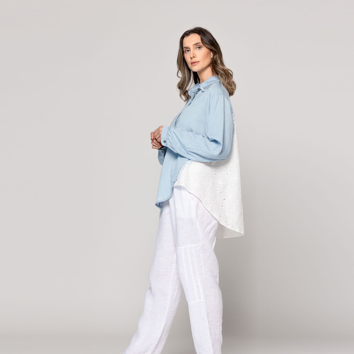 LINEATRE - Blusa Mujer Becca Camisera Con Broderie Celeste Lineatre