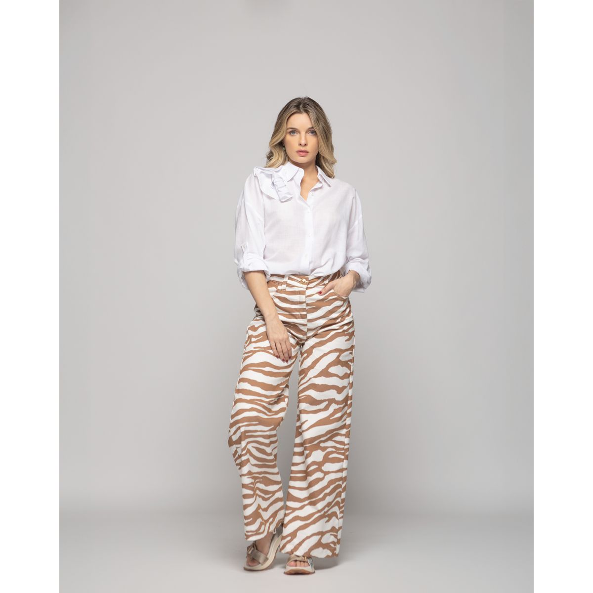 LUDOVICA - Blusa Mujer Buganvilla Camisera Viscosa Manga Larga Detalle Flor Blanca Ludovica