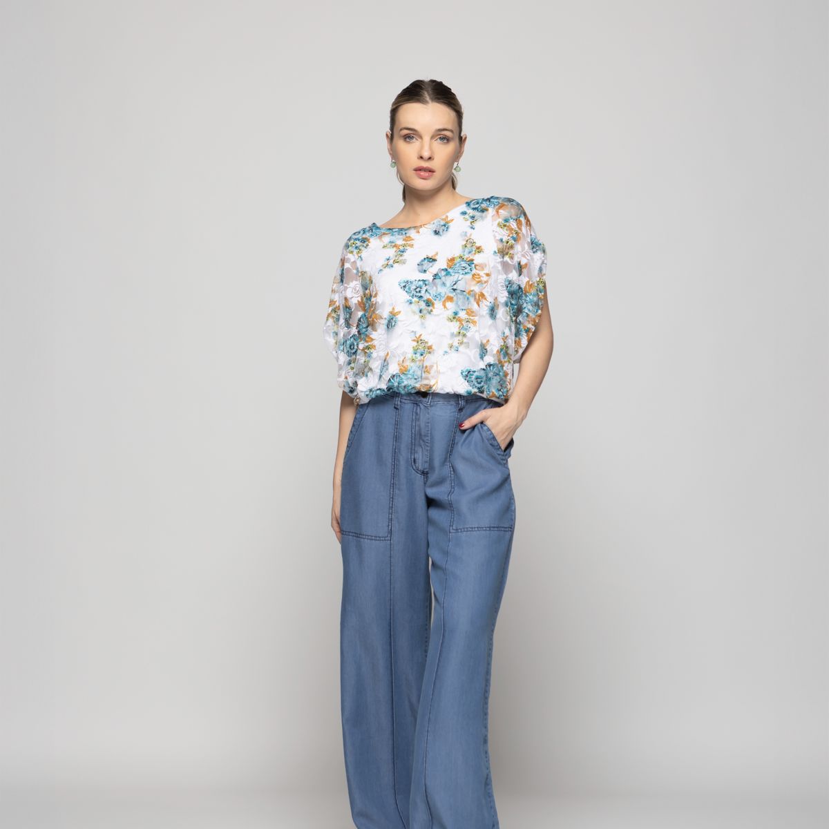 LUDOVICA - Polera Nigella Manga Caída Encaje Floral Blanco Y Verde Turquesa Ludovica