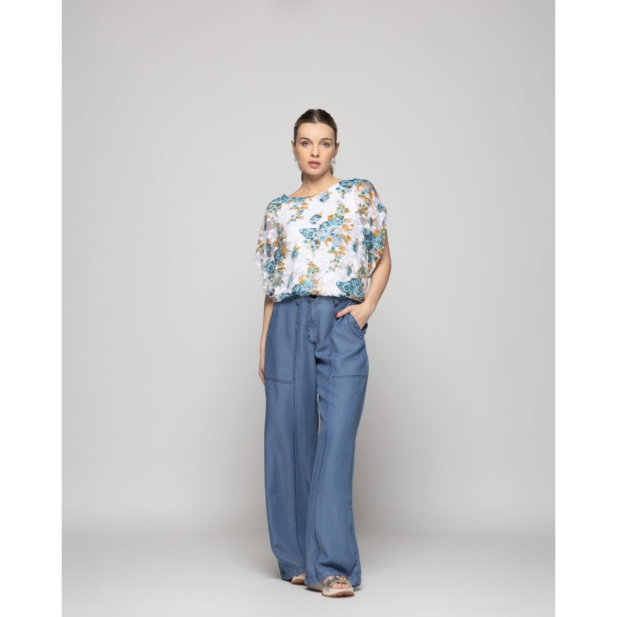 LUDOVICA - Polera Nigella Manga Caída Encaje Floral Blanco Y Verde Turquesa Ludovica