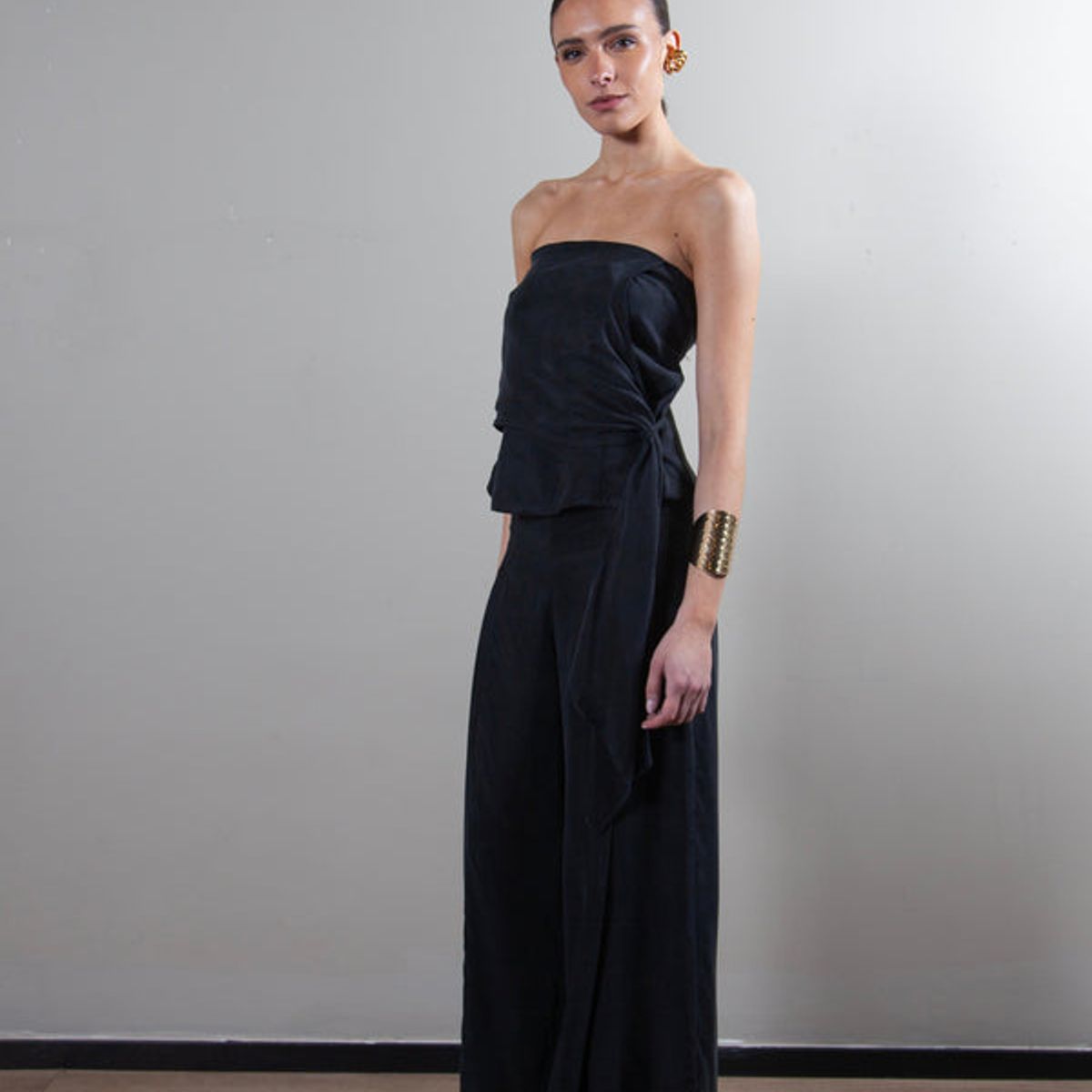 LA MURA - Blusa Clara Strapless Cupro Negra