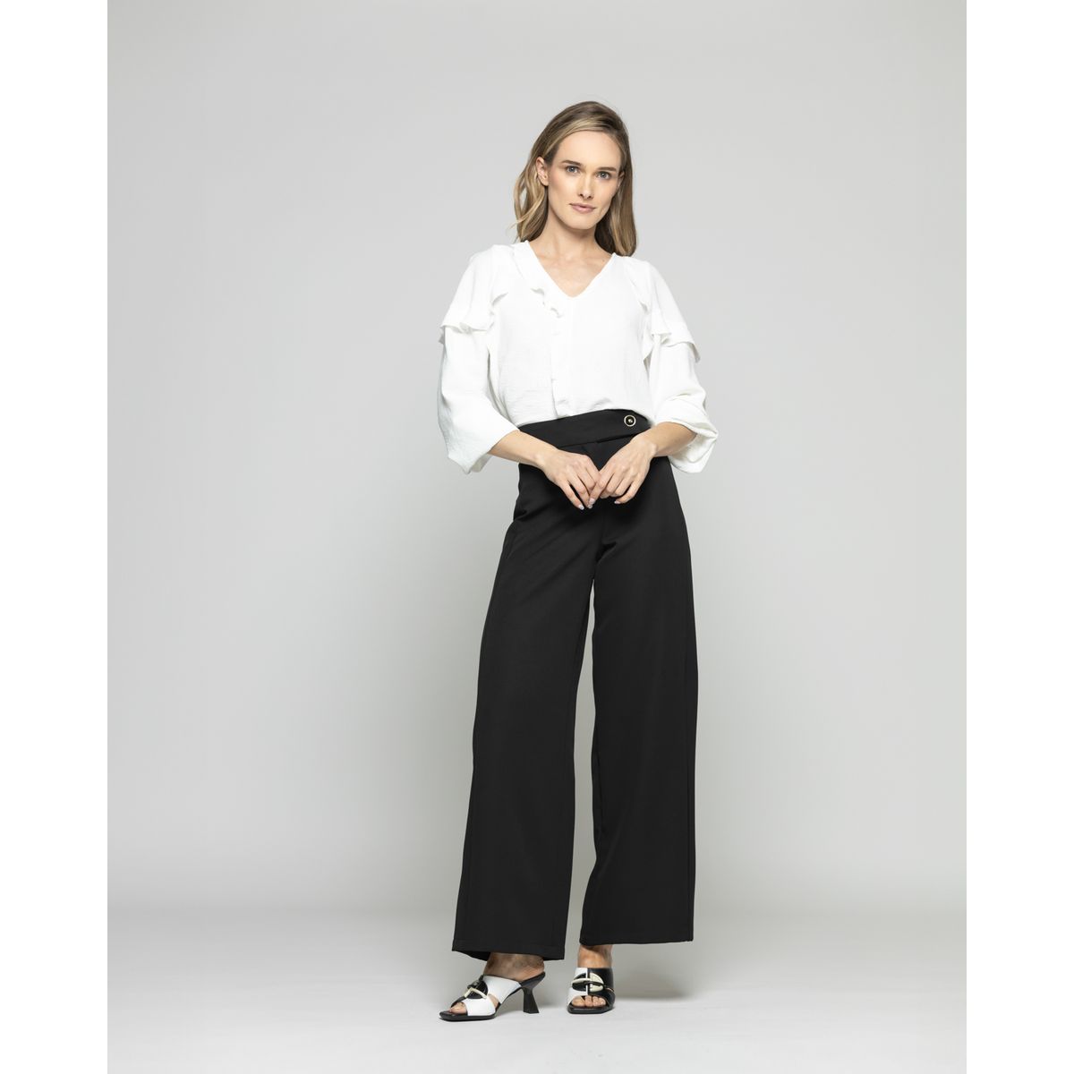 LUDOVICA - Blusa Mujer Eucomis Escote V Volantes Mangas 3/4 Blanca Crudo Ludovica