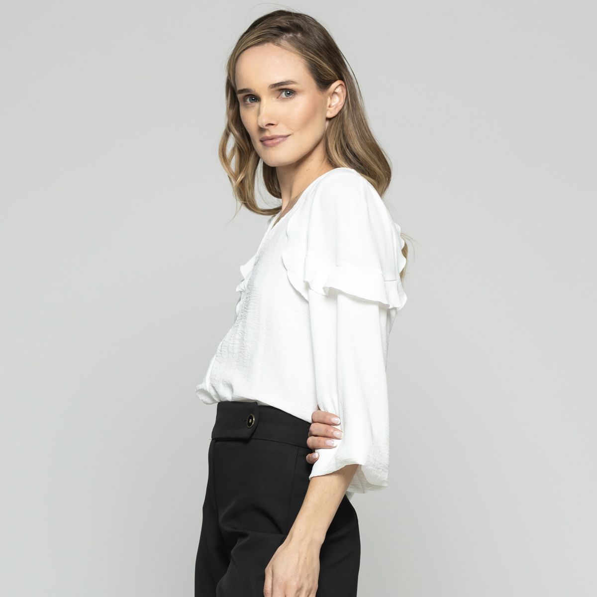 LUDOVICA - Blusa Mujer Eucomis Escote V Volantes Mangas 3/4 Blanca Crudo Ludovica