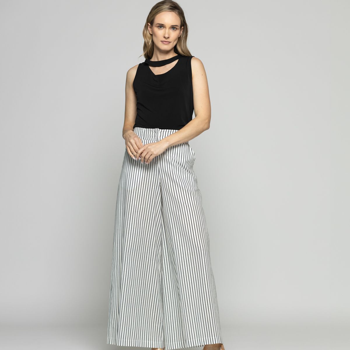 LUDOVICA - Polera Mujer Narciso Escote Medialuna Sin Mangas Negra Ludovica