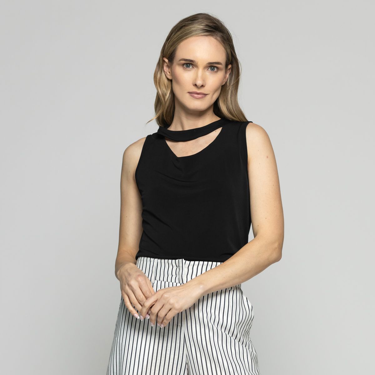 LUDOVICA - Polera Mujer Narciso Escote Medialuna Sin Mangas Negra Ludovica