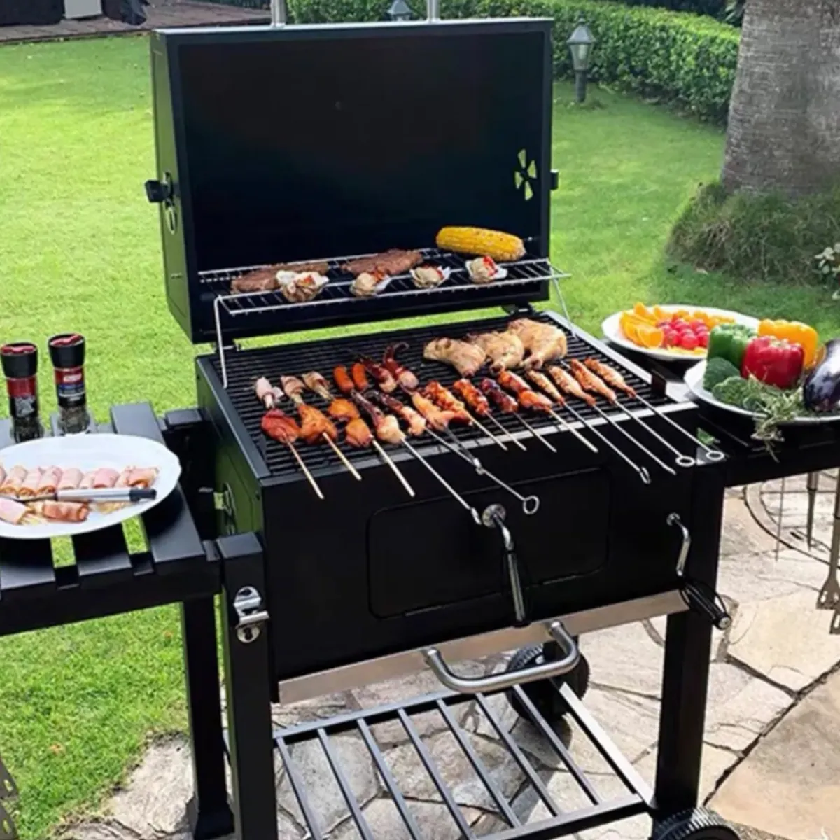 HOMER OUTDOOR - Parrilla A Carbón Con Ruedas Y 2 Bandejas Laterales Homer Outdoor Negro