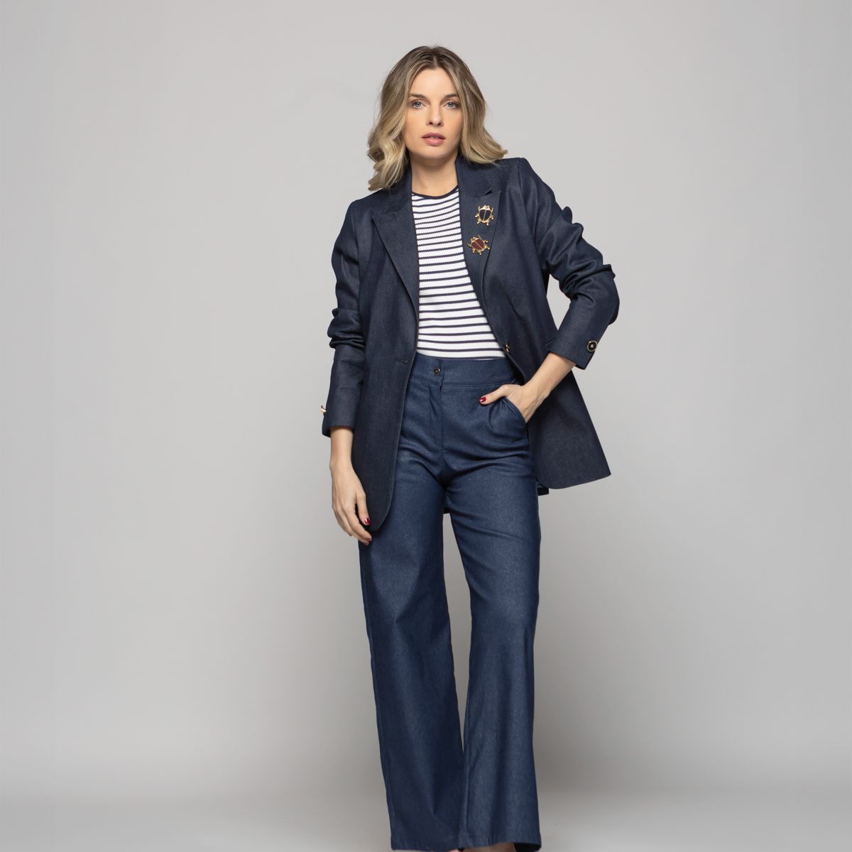 LUDOVICA - Blazer Mujer Jacarandá Clásico Con Prendedores Denim Azul Ludovica