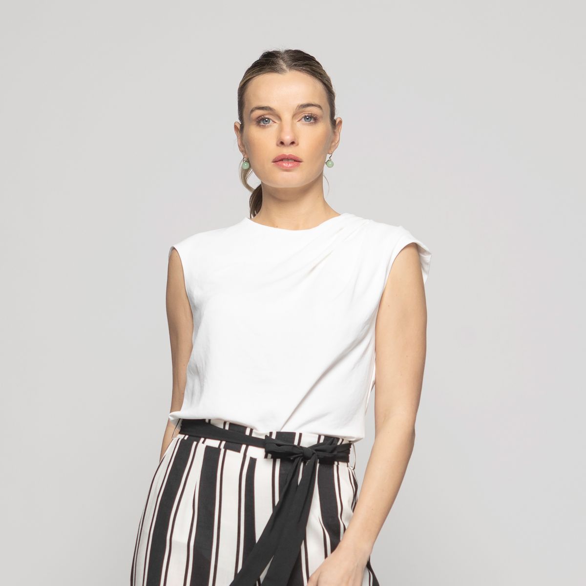 LUDOVICA - Blusa Mujer Bignonia Sin Mangas Cuello Drapeado Lisa Blanco Crudo Ludovica