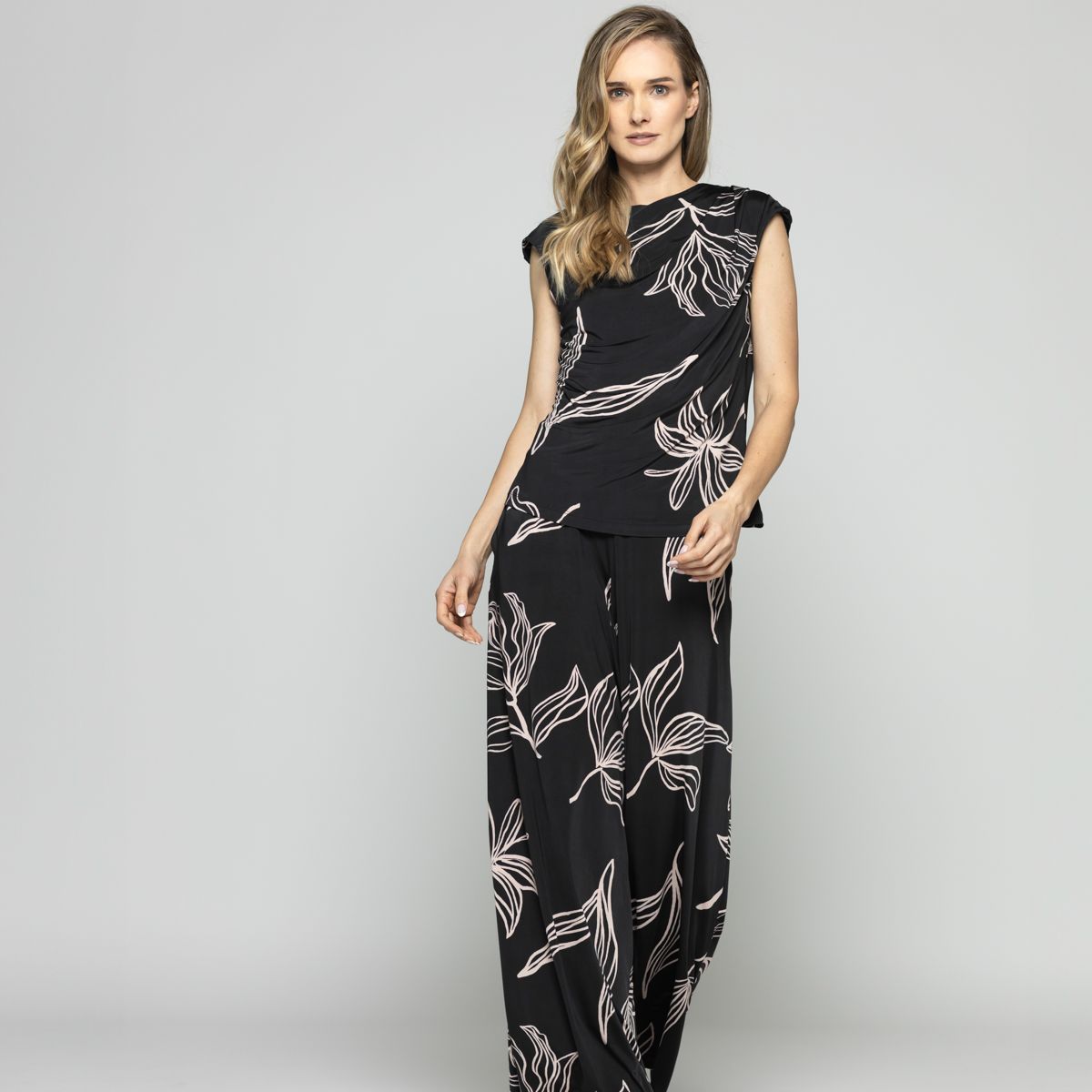 LUDOVICA - Polera Mujer Manzanilla Sin Mangas Drapeado Hombro Estampado Flores Lineal Negro Ludovica