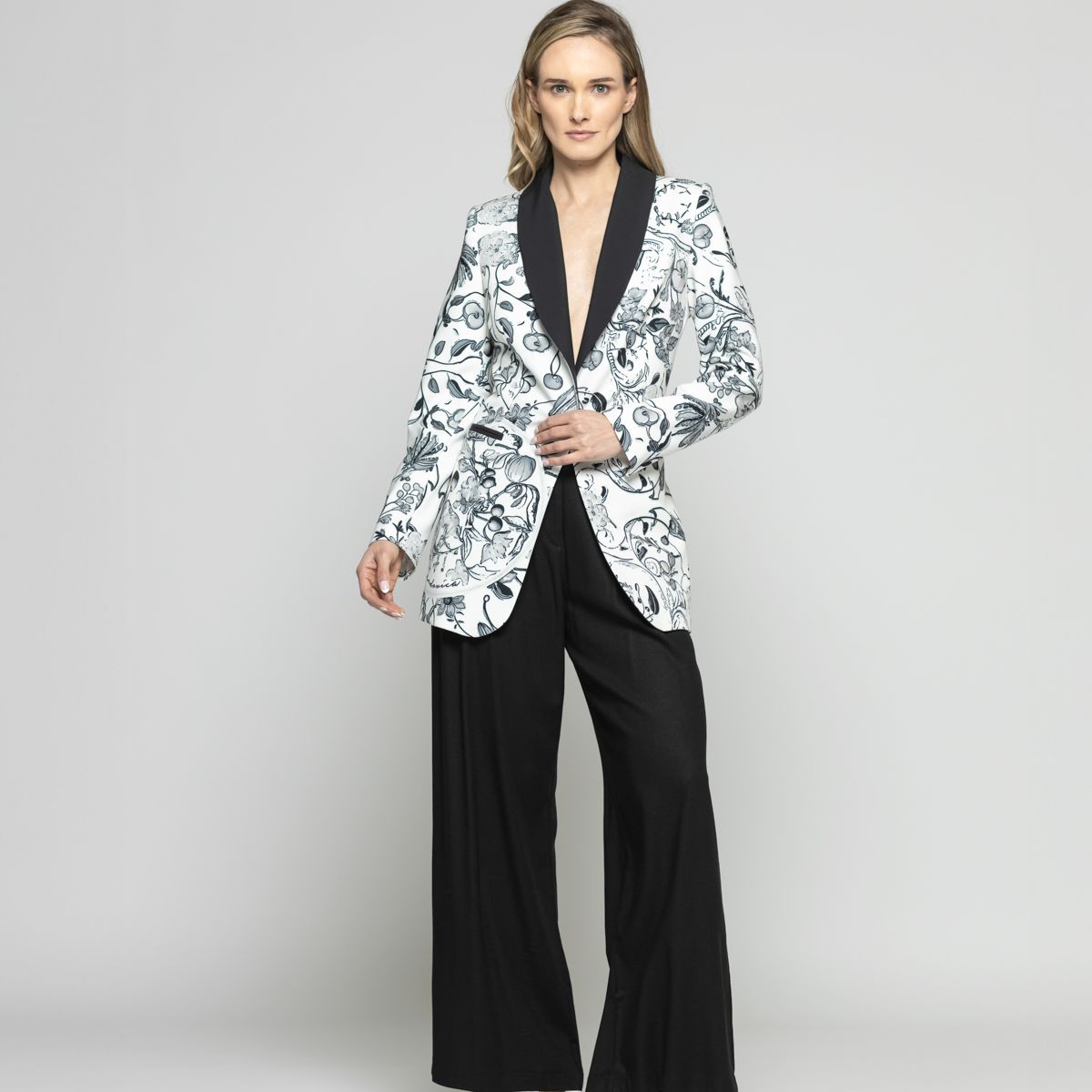 LUDOVICA - Blazer Mujer Lirio Clásico Estampado Botánico Negro Ludovica