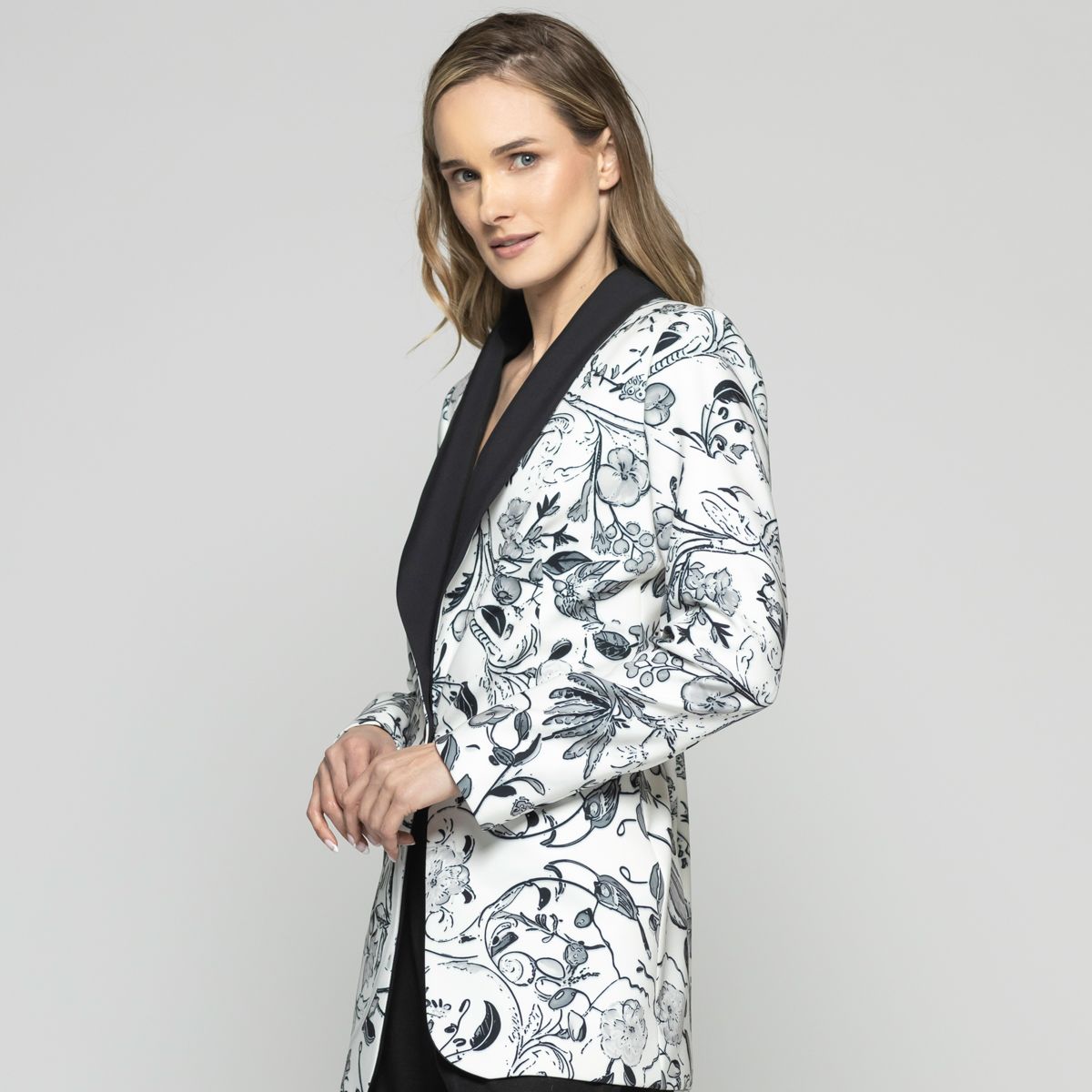 LUDOVICA - Blazer Mujer Lirio Clásico Estampado Botánico Negro Ludovica