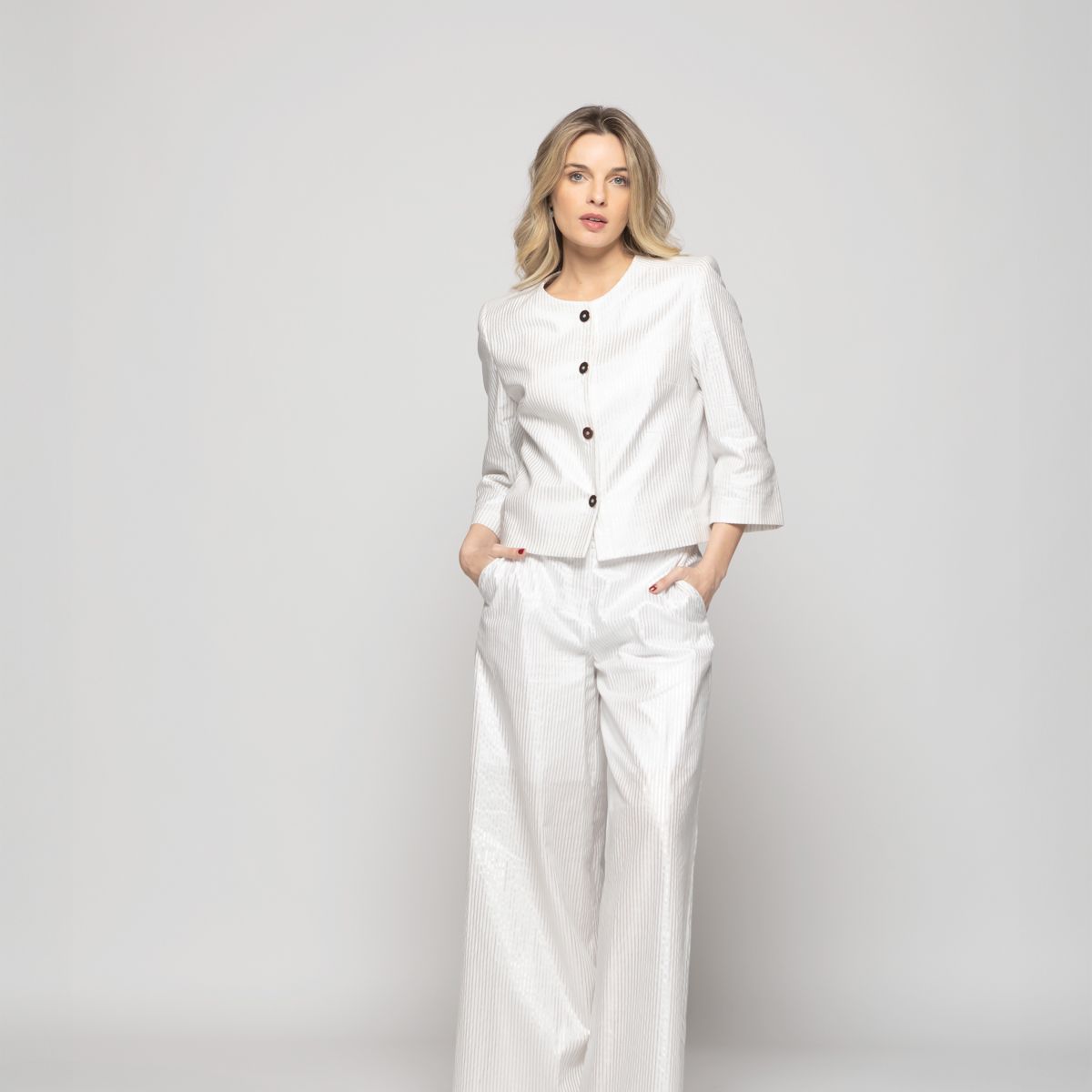 LUDOVICA - Blazer Mujer Iris Corto Escote Redondo Algodón Manga 3/4 Folia Blanco Ludovica