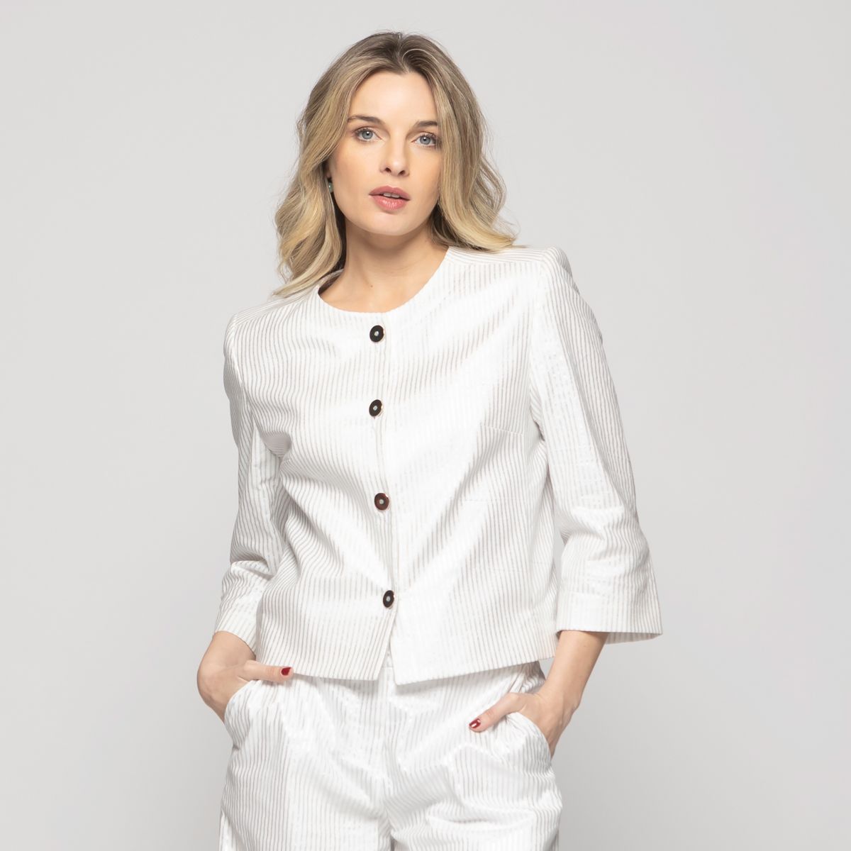 LUDOVICA - Blazer Mujer Iris Corto Escote Redondo Algodón Manga 3/4 Folia Blanco Ludovica