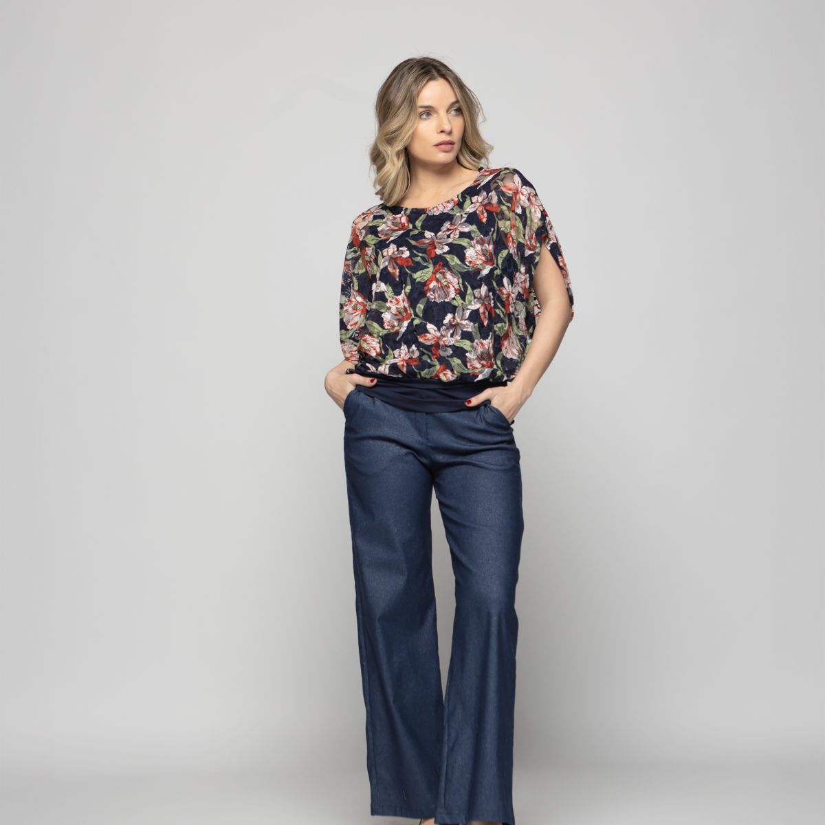LUDOVICA - Polera Nigella Manga Caída Encaje Floral Azul Ludovica