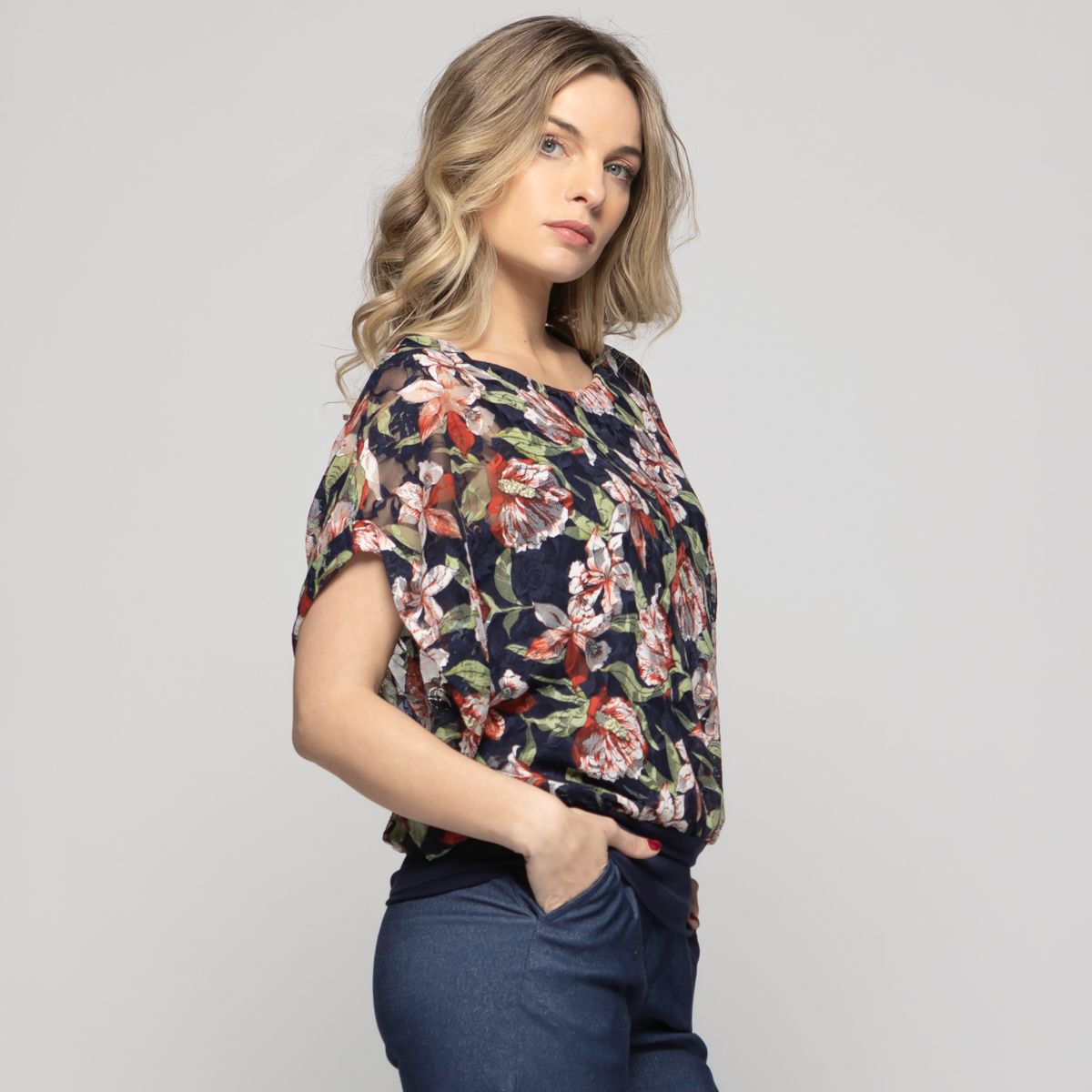 LUDOVICA - Polera Nigella Manga Caída Encaje Floral Azul Ludovica