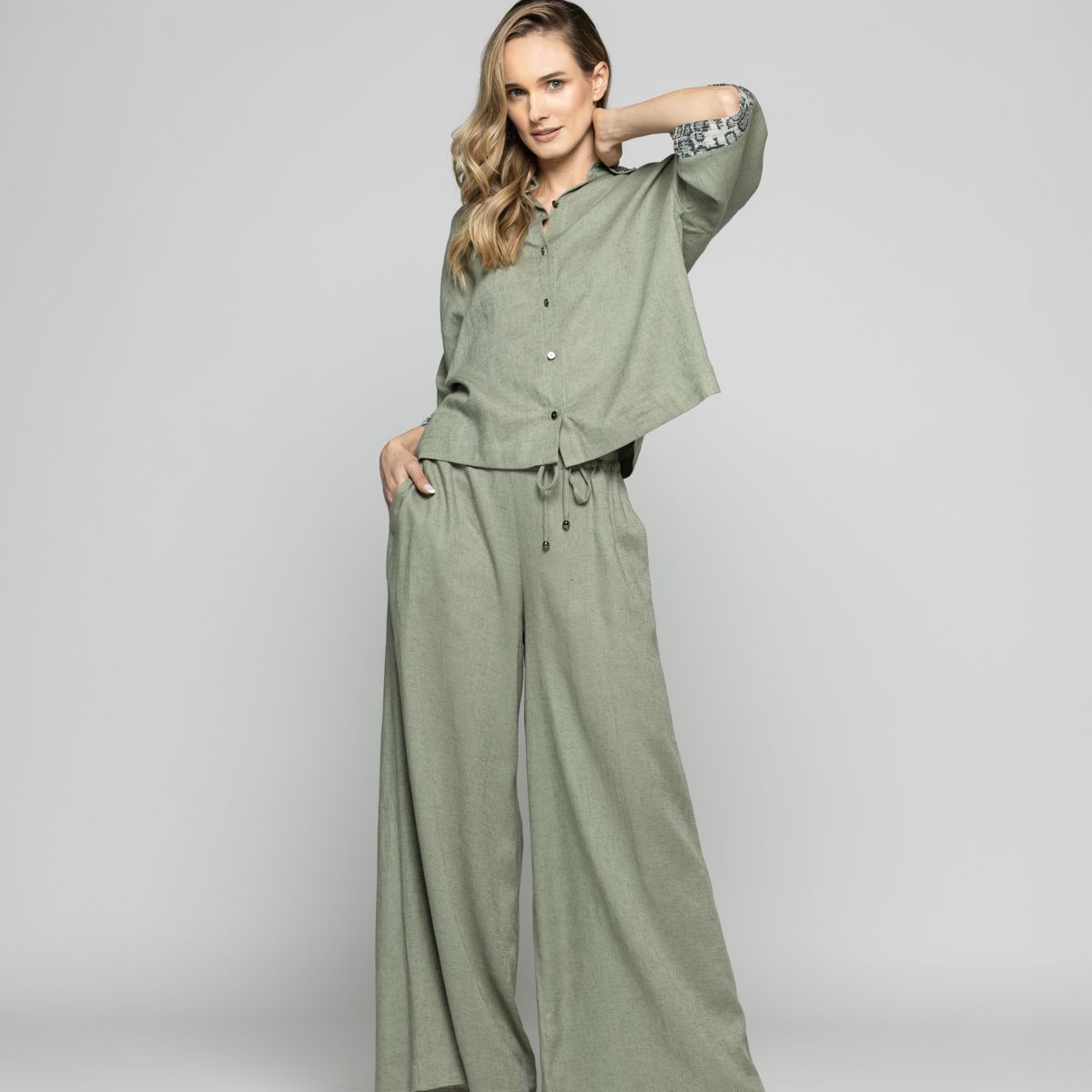 LUDOVICA - Blusa Mujer Fresia Viscosa Lino Mangas 3/4 Detalle Lentejuelas Verde Militar Ludovica