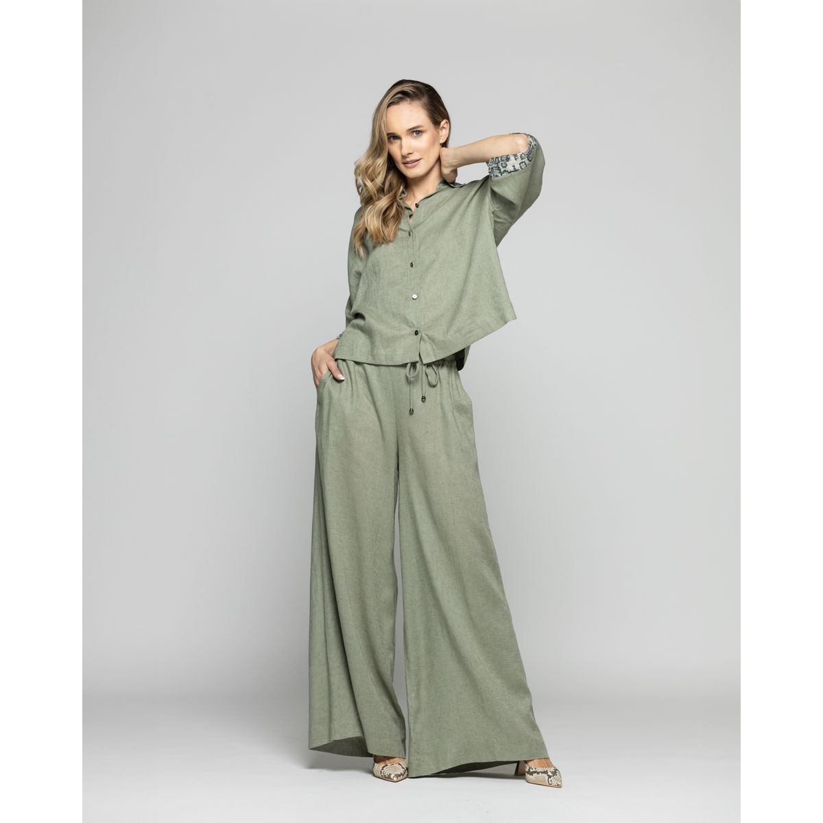 LUDOVICA - Blusa Mujer Fresia Viscosa Lino Mangas 3/4 Detalle Lentejuelas Verde Militar Ludovica