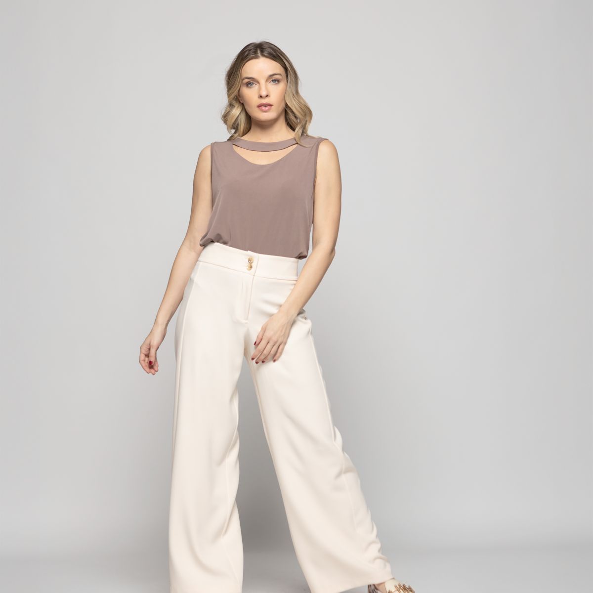 LUDOVICA - Polera Mujer Narciso Escote Medialuna Sin Mangas Café Taupe Ludovica