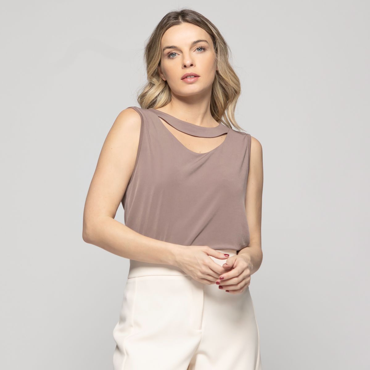 LUDOVICA - Polera Mujer Narciso Escote Medialuna Sin Mangas Café Taupe Ludovica