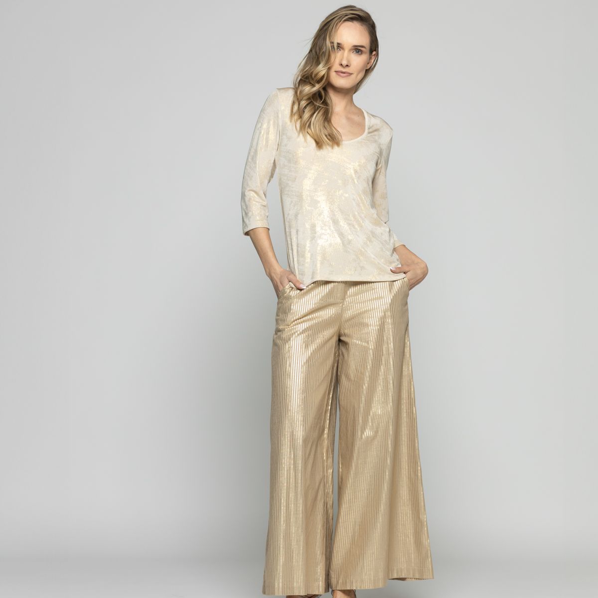 LUDOVICA - Polera Mujer Petunia Escote Redondo Manga 3/4 Efecto Brillante Beige Ludovica