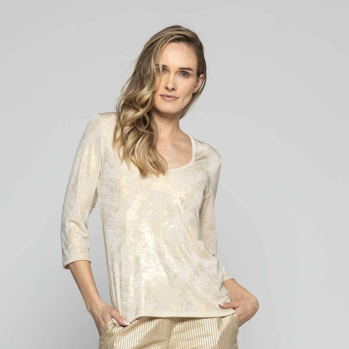 LUDOVICA - Polera Mujer Petunia Escote Redondo Manga 3/4 Efecto Brillante Beige Ludovica