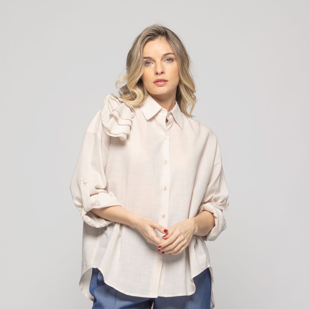 LUDOVICA - Blusa Mujer Buganvilla Camisera Viscosa Manga Larga Detalle Flor Beige Ludovica