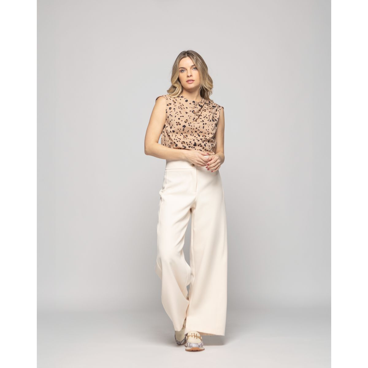 LUDOVICA - Blusa Mujer Bignonia Sin Mangas Cuello Drapeado Animal Print Café Moka Ludovica