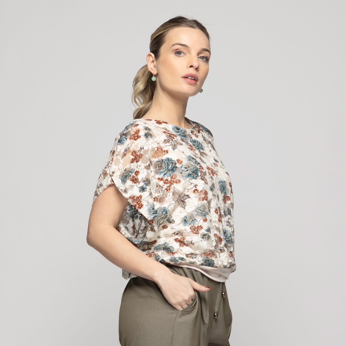 LUDOVICA - Polera Nigella Manga Caída Encaje Floral Blanco Crema Ludovica