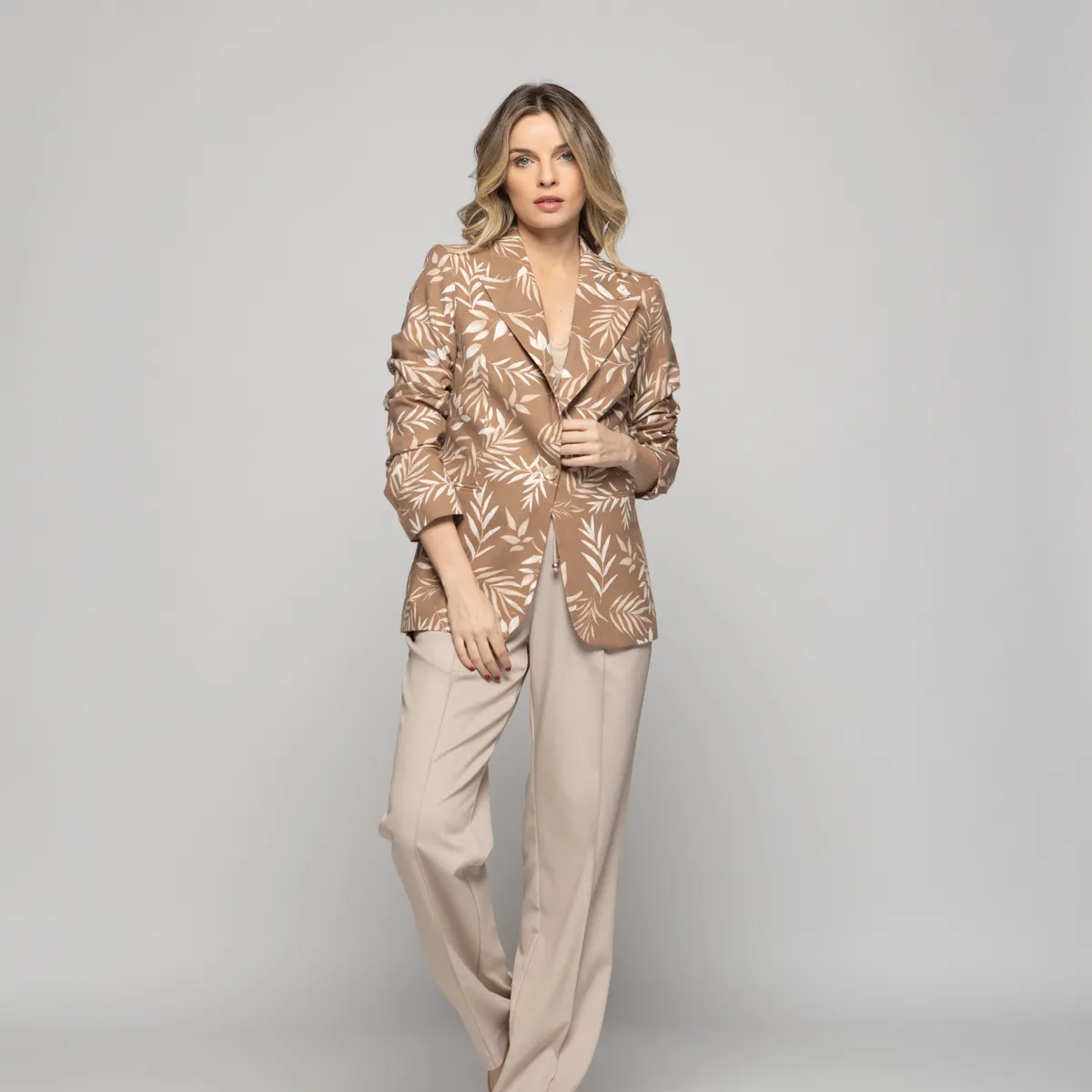 LUDOVICA - Blazer Mujer Magnolia Clásico Estampado Hojas Beige Ludovica