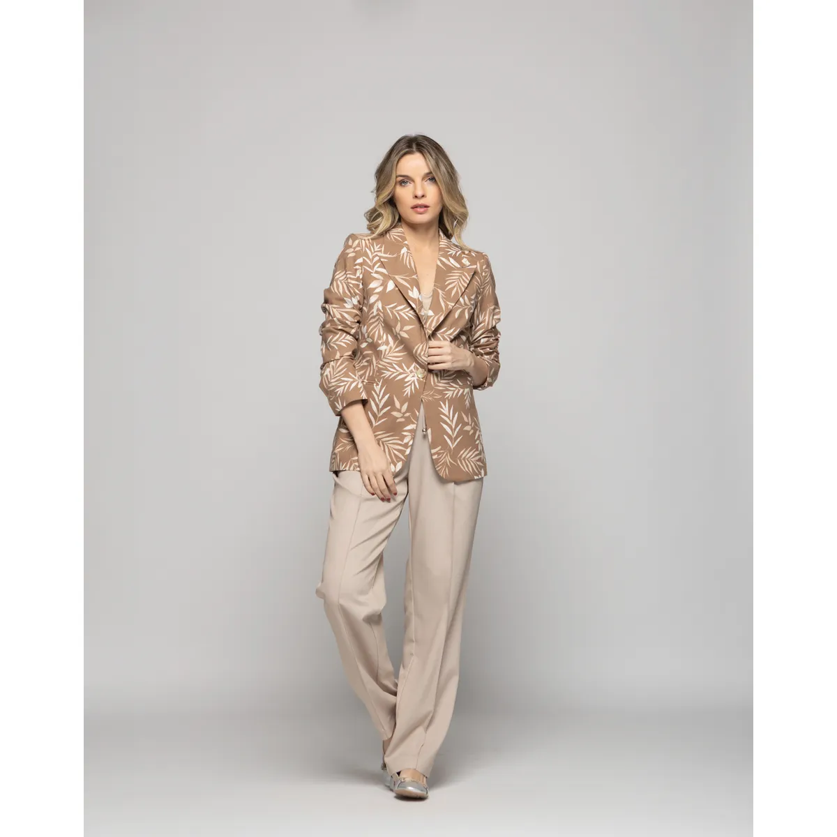LUDOVICA - Blazer Mujer Magnolia Clásico Estampado Hojas Beige Ludovica