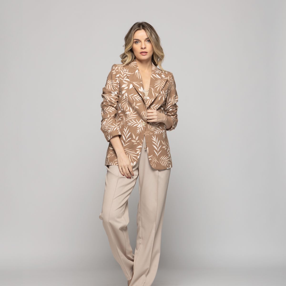 LUDOVICA - Blazer Mujer Magnolia Clásico Estampado Hojas Beige Ludovica