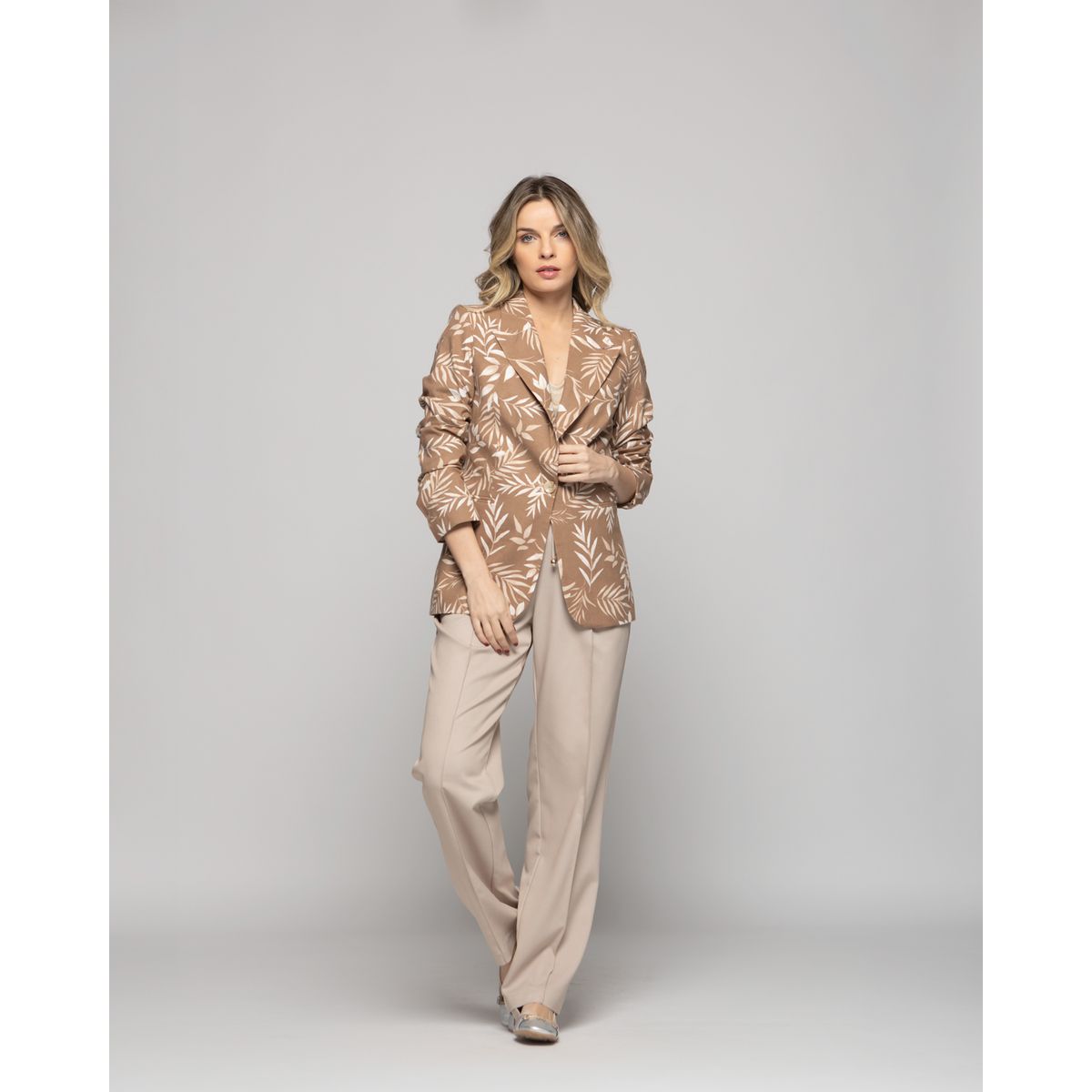 LUDOVICA - Blazer Mujer Magnolia Clásico Estampado Hojas Beige Ludovica