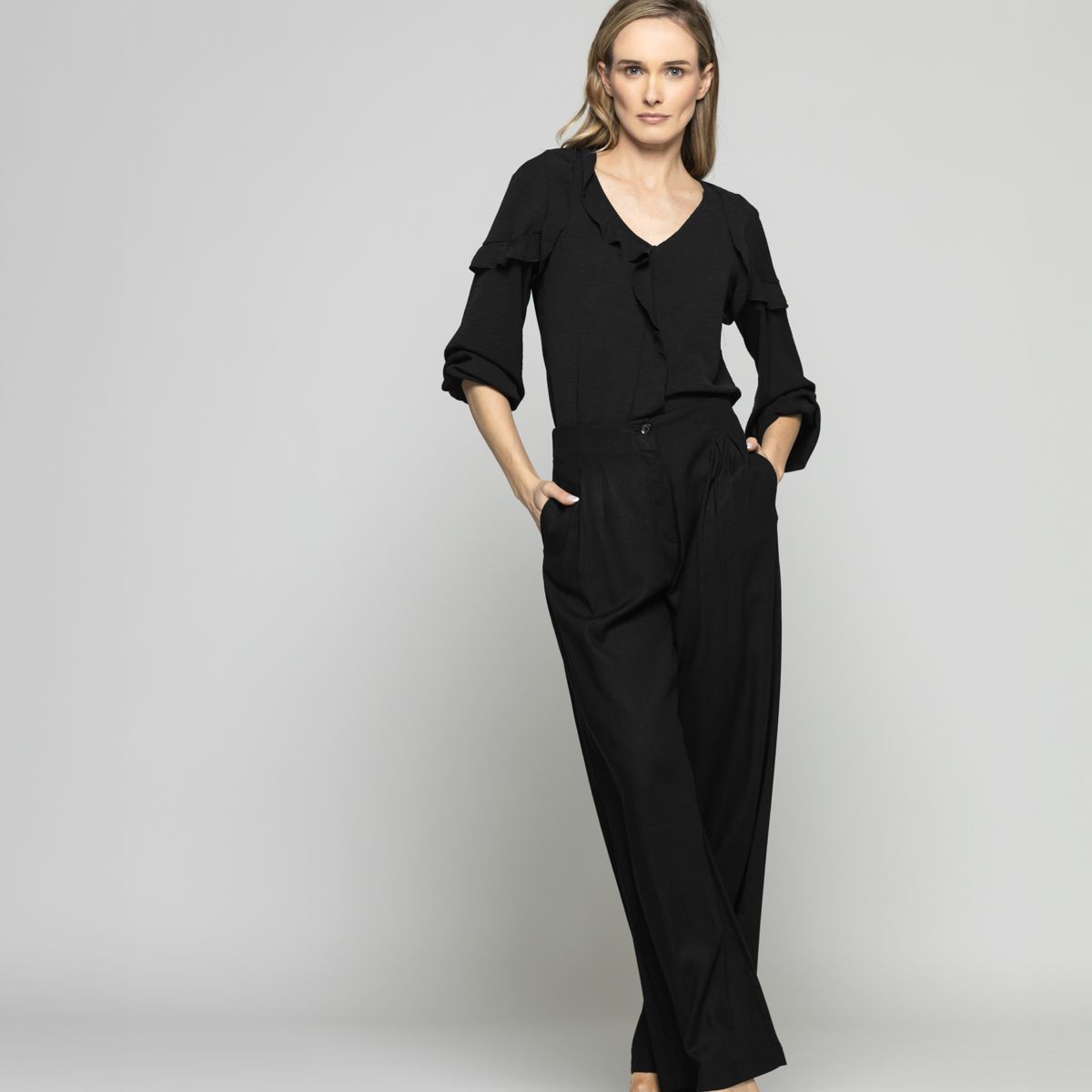 LUDOVICA - Blusa Mujer Eucomis Escote V Volantes Mangas 3/4 Negra Ludovica